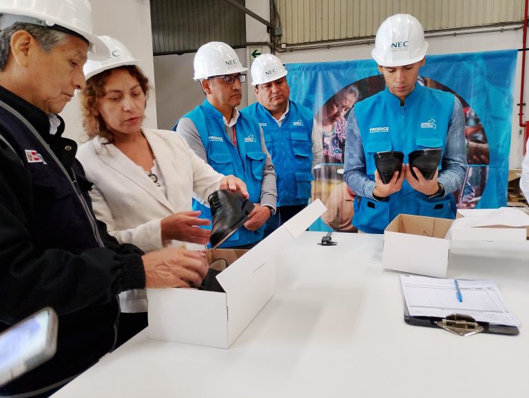 Compras a MYPerú continúa la entrega de bienes de cuero y calzado a Ministerio de Salud
